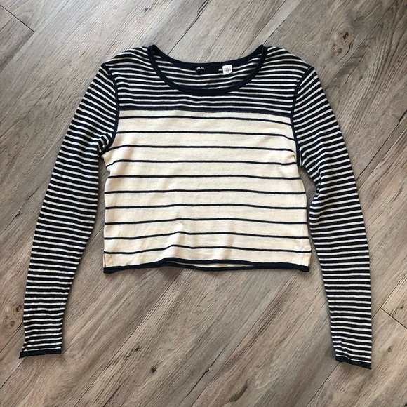 🔥 SALE - Any 4/$20.   BDG Lightweight Crop Knit Top​ - Picture 1 of 3